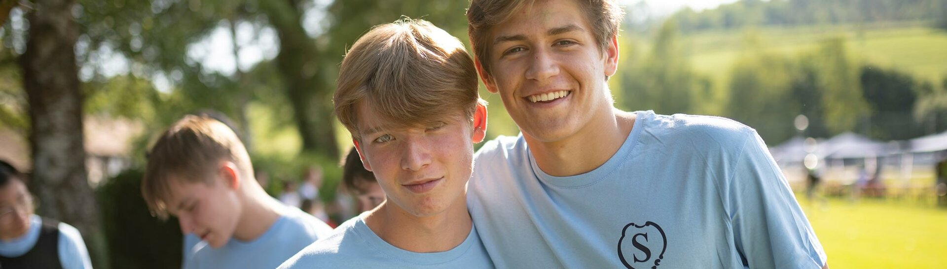 Jungs Arm in Arm beim Abendsportfest