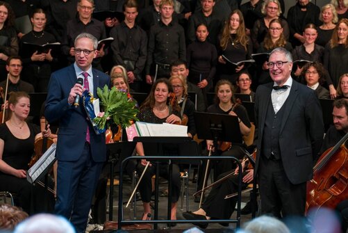 Henrik Fass übergibt Blumen an Thomas Braun bei dessen Abschiedskonzert