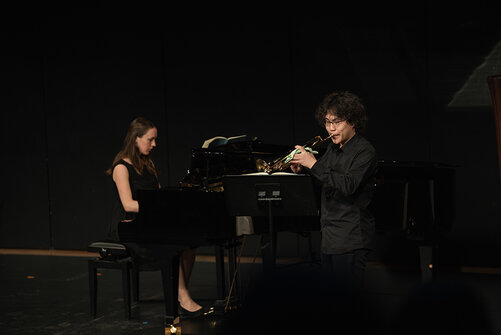 Schüler spielt Trompete, begleitet von Klavier