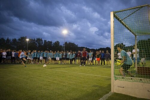 penalty shoot-out in the final at the evening sports festival on the Salem sports field