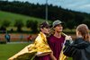 Schüler nach stehen auf dem Spielfeld nach dem Abendsportfest