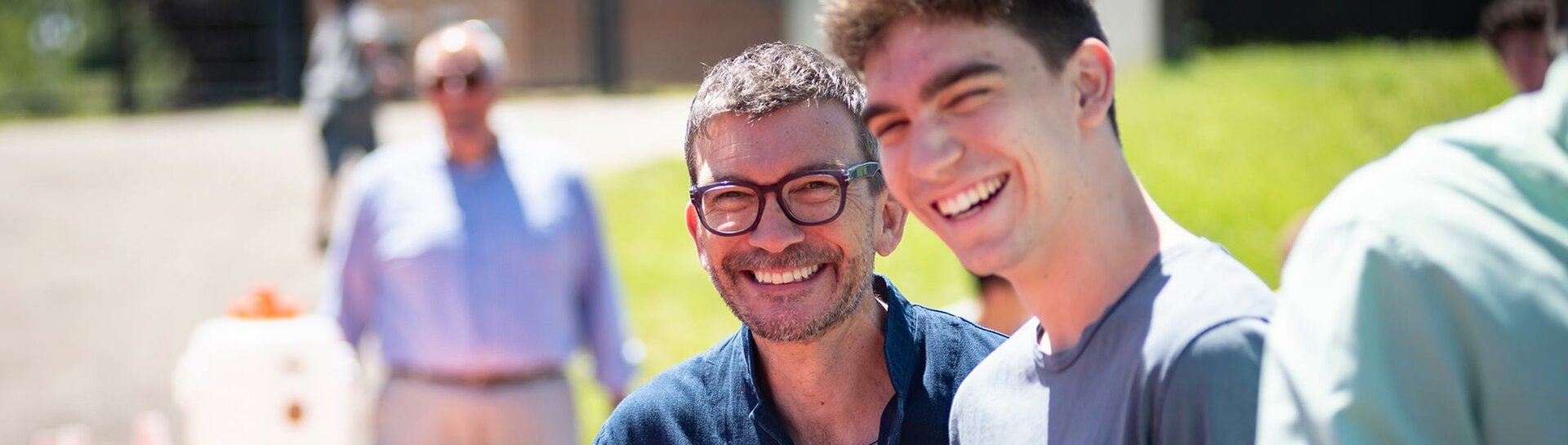 Header: Schüler und Mentor lachen