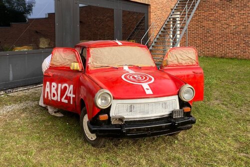 Der Trabbi steht hinter dem Hauptgebäude des Campus Härlen und bekommt einen neuen Anstrich.