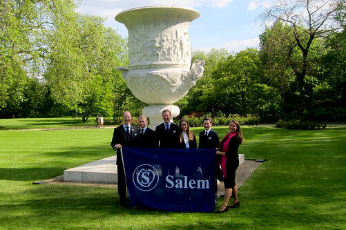 Gruppenbild im Garten des Buckingham Palace