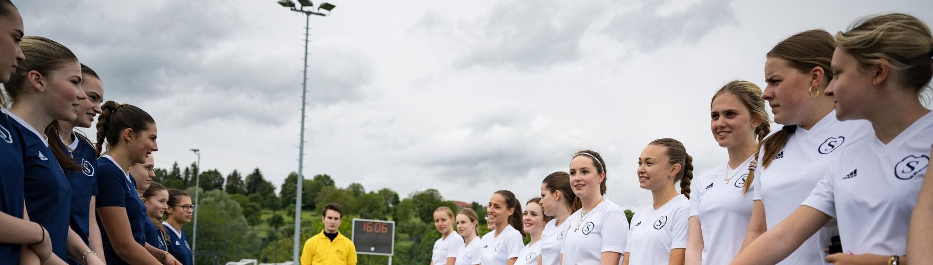 Header: Mannschaften stehen sich vor Hockeyspiel gegenüber 
