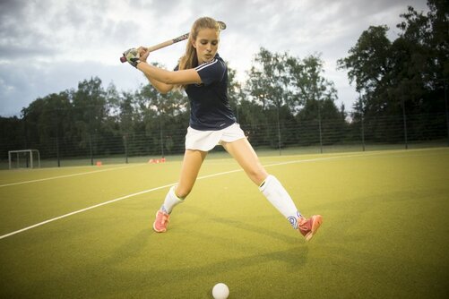 Schülerin spielt Hockey 