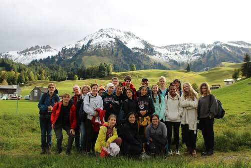 Die Gruppe freut sich über die vorangegangene Wanderung. 