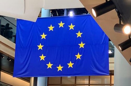 EU-Flagge im EU-Parlament