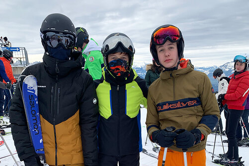 Schüler beim Skifahren