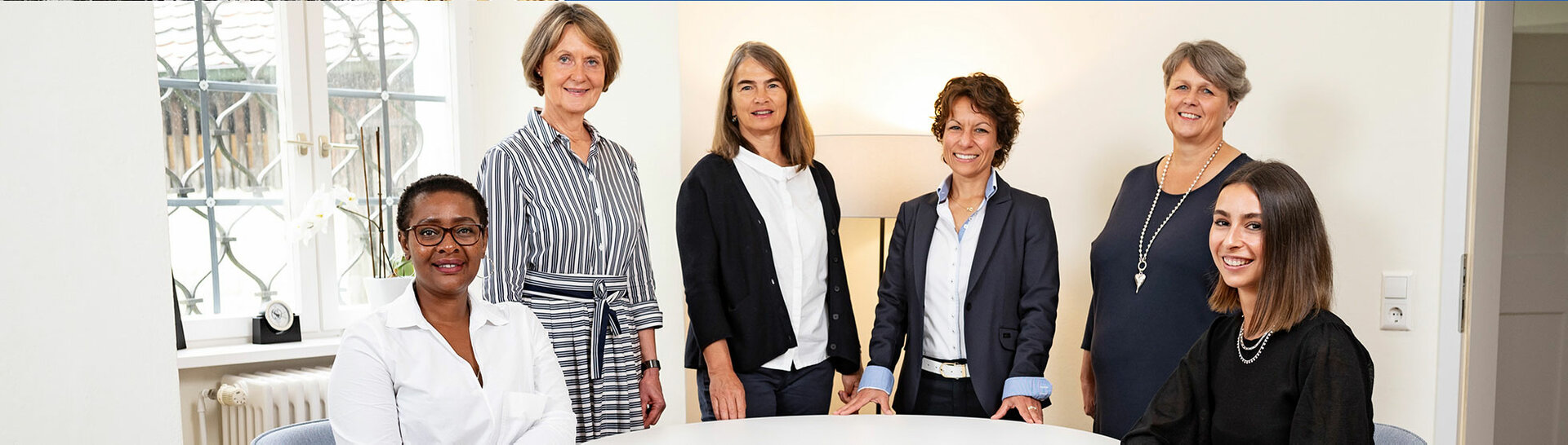 Header: Foto der sechs Frauen unseres Teams Aufnahme 