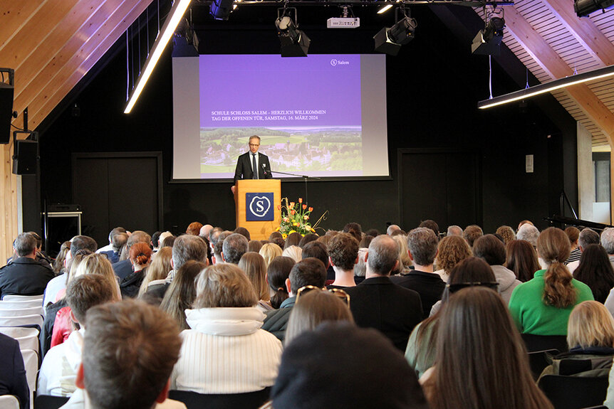 Henrik Fass hält Rede