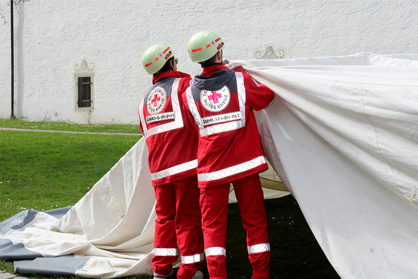 Sanitätsdienst baut Zelt auf