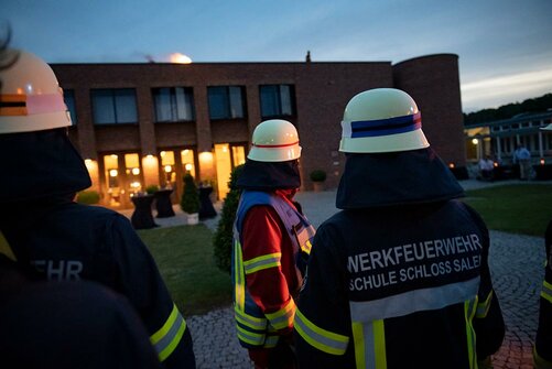 Feuerwehr von Hinten. Im Hintergrund der Haupteingang des Campus Härlen.