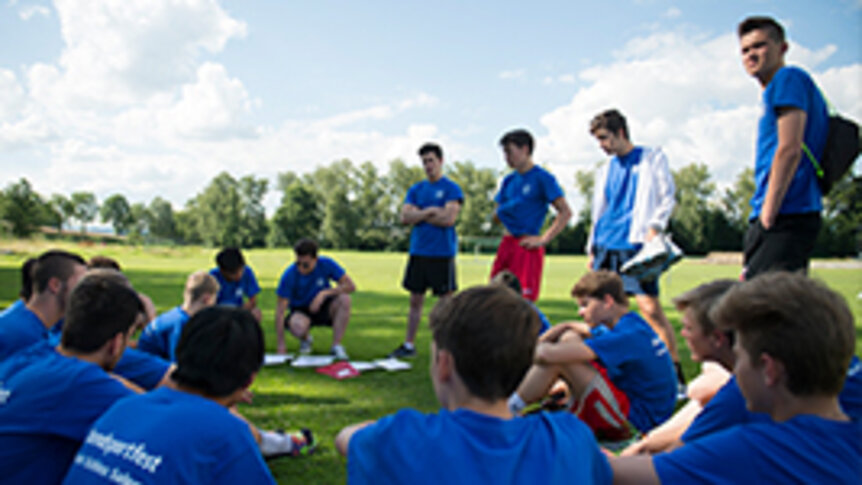 Teambesprechung beim Abendsportfest an der Schule Schloss Salem