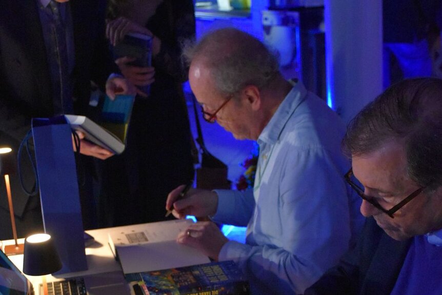 Curtis Briggs und Stefan Lukschy signieren ihr Buch "Das Leuchten der Sterne" beim Spetzgarter Abendbrot.