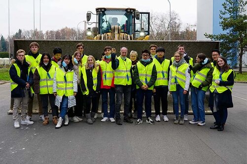 Schülergruppe in Warnwesten