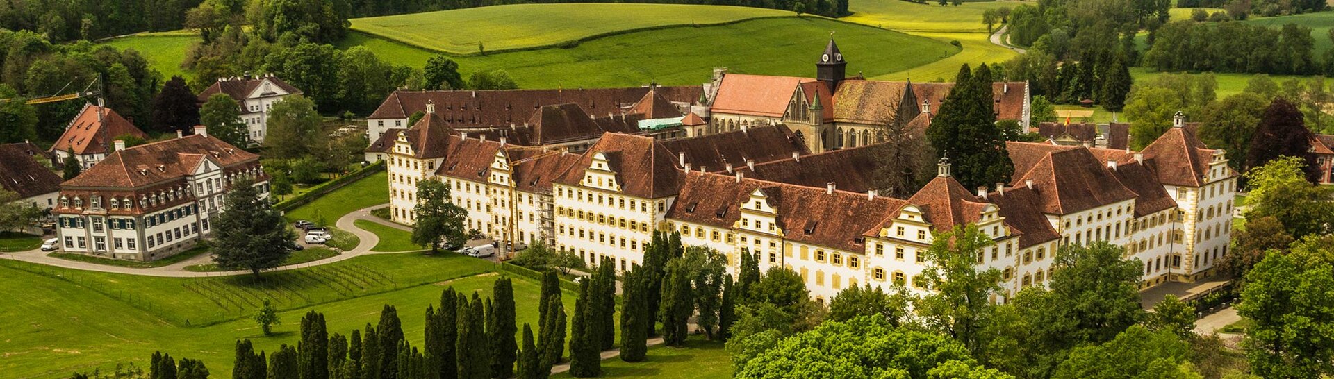 Vogelsperspektive über das gesamte Schloss Salem und die Schule Schloss Salem