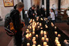 Schüler zünden Kerzen in Kirche an