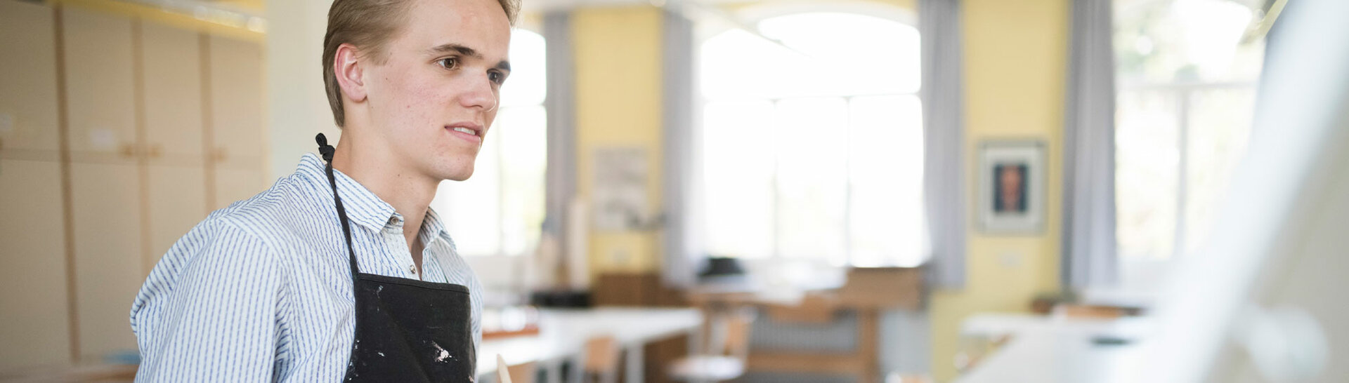 Header: Schüler steht vor einer Leinwand 