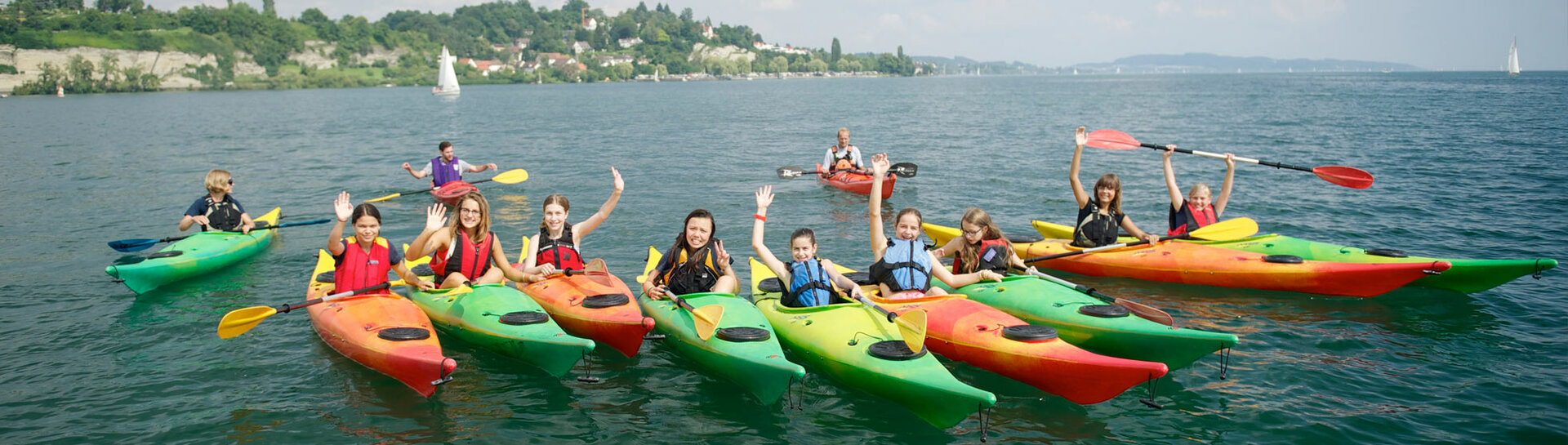 Eine Gruppe Kinder fährt Kajak