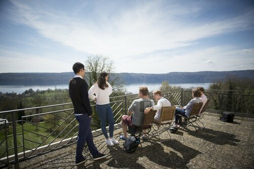 Internatsleben: Schüler und Mentor sitzen auf dem Balkon in Schloss Spetzgart 