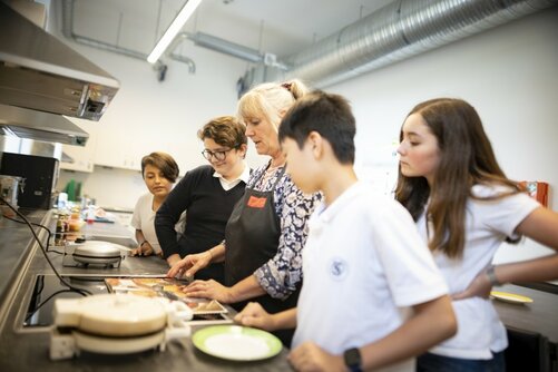Internatsleben: Kinder beim Kochen in der Schulküche 