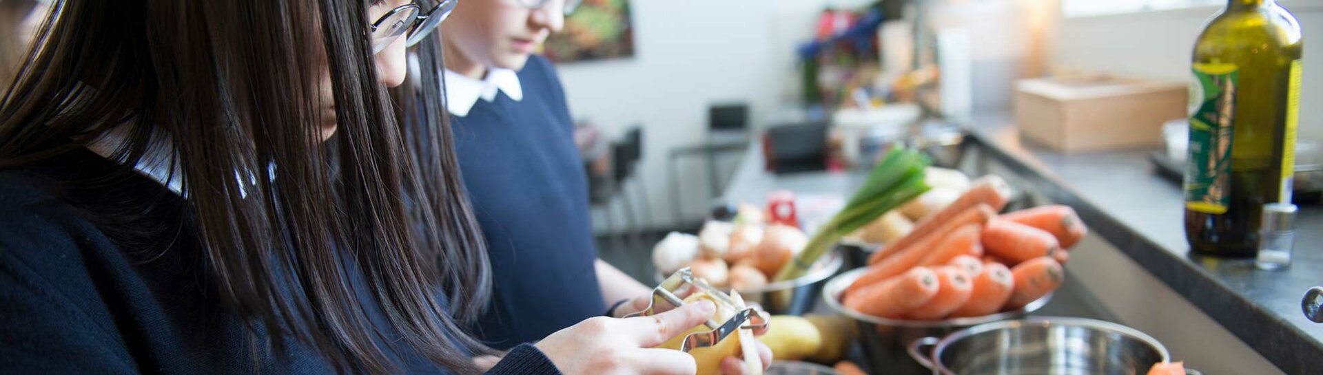 Header: Schüler beim Kochen in der Schülerküche 