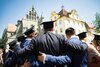 Jungen umarmen sich vor dem Schloss Salem