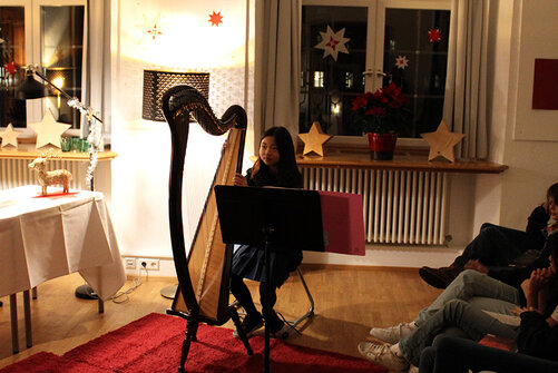 Schülerin spielt Harfe