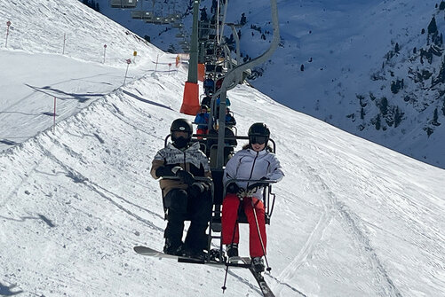Schüler im Skilift