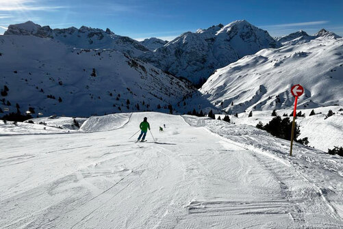 Schüler beim Skifahren