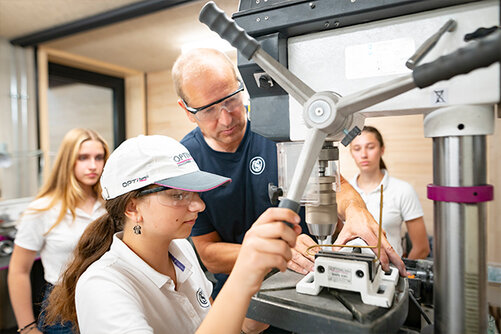 Feinmechanik Innung: Mitarbeiter und Schüler:innen 