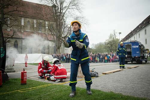 Dienstepräsentation: Junge vom THW fängt etwas 