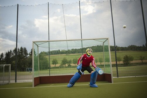 Schüler steht im Tor beim Hockey 