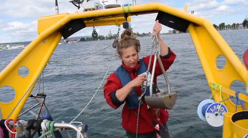 Mitarbeiterin des Forschungsschiff ALDEBARAN nimmt eine Probe aus dem Bodensee