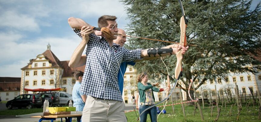 Bogenschießen vor der Schule Schloss Salem 