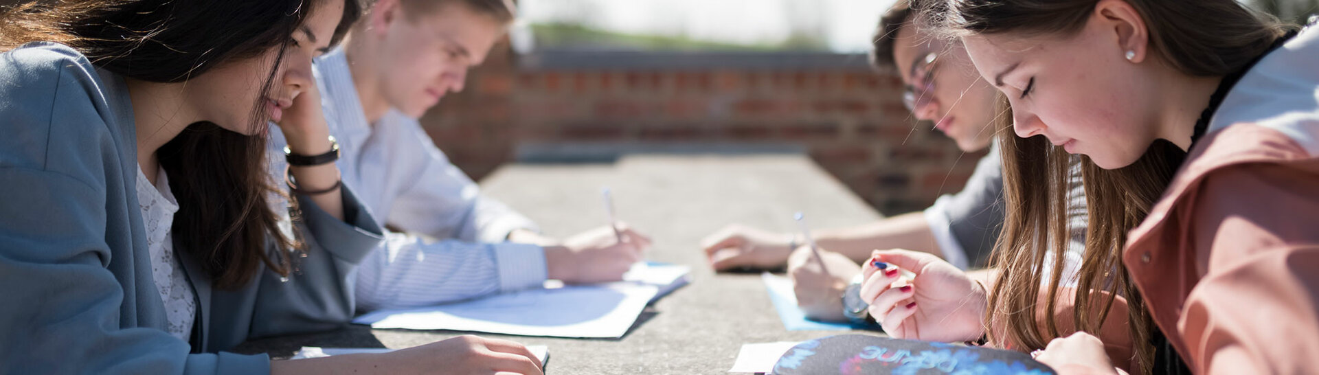 Header: Schüler:innen lernen