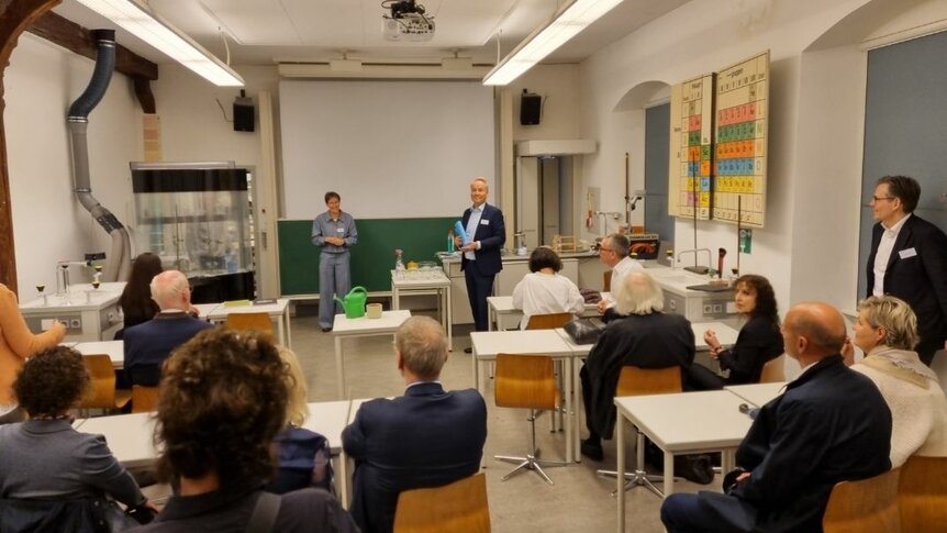 Geschäftsführer Thomas Obitz stellt bei der Mitgliederversammlung der Friends of Salem den Umbau der naturwissenschaftlichen Räume in Schloss Salem vor.