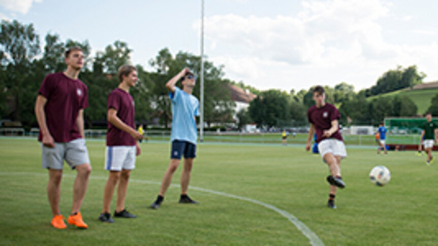 Fußball beim Abendsportfest an der Schule Schloss Salem