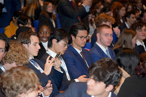 Schüler im Zuschauerraum Model United Nations Den Haag 