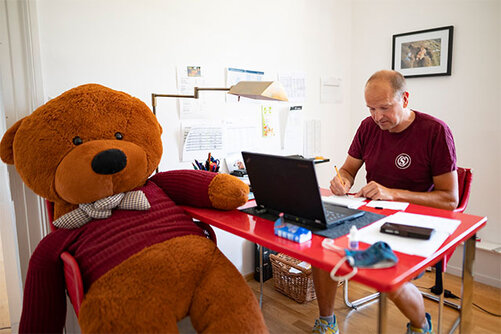 Großer Teddy im Büro