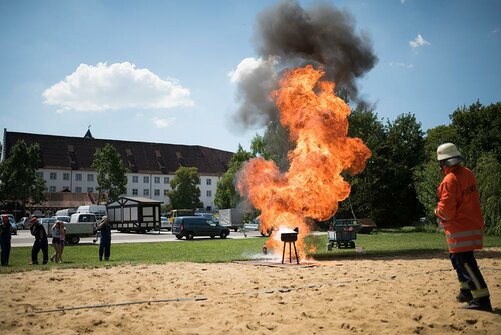 Feuerwehrübung auf dem Sportplatz 