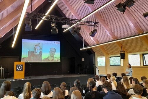 Hybrides Expertengespräch zum Thema Organspende in der Aula der Schrote.