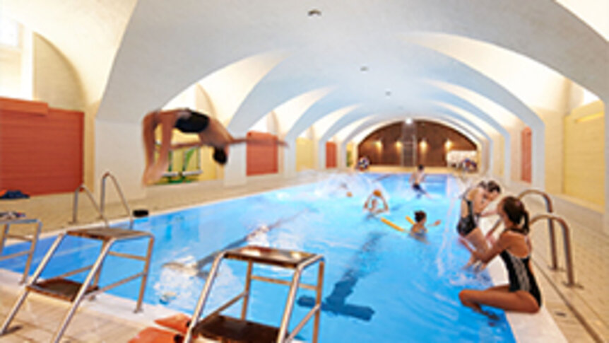 Sportstätten: Schwimmbad in der Schule Schloss Salem