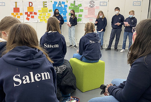 Schüler präsentierten ihre Ergebnisse vor der Gruppe und diskutieren, wo wir die IDEALS konkret in Salem leben