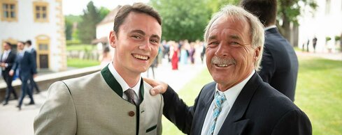 Schüler mit langjährigem Mentor Schüler und Mentor bei der Abitur Abschlussfeier.