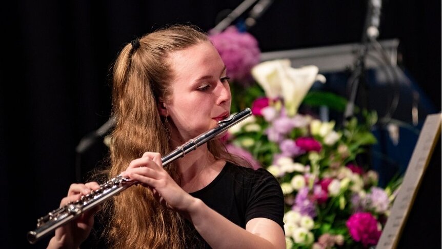 Mädchen spielt Querflöte