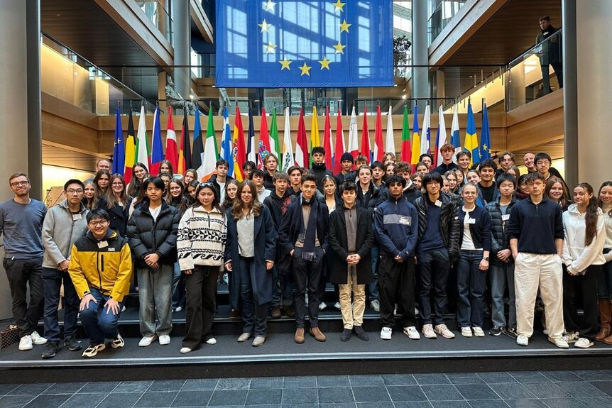 Gruppenfoto der Jahrgangsstufe 10 bei der Exkursion zum Europaparlament in Straßburg.