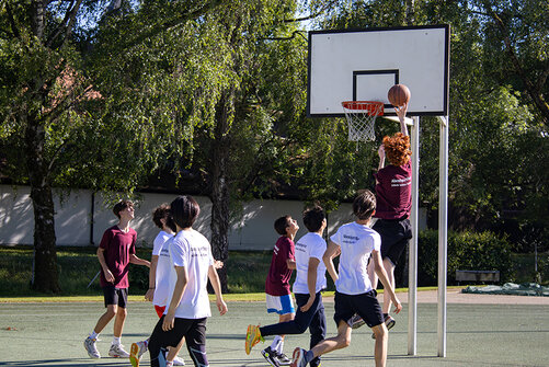 Schüler spielen Basketball