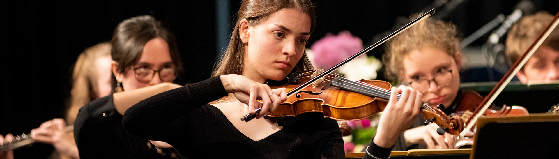 Header: Schülerin spielt Violine im Orchester 